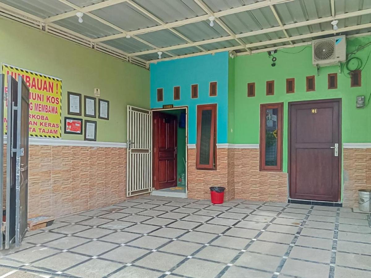 Reddoorz Near Sunrise Mall Mojokerto Экстерьер фото