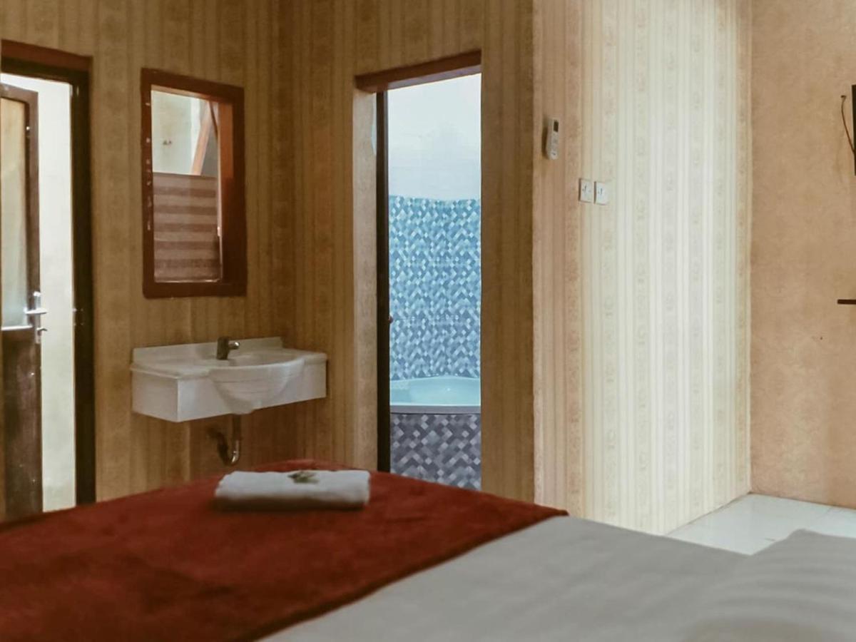 Reddoorz Near Sunrise Mall Mojokerto Экстерьер фото