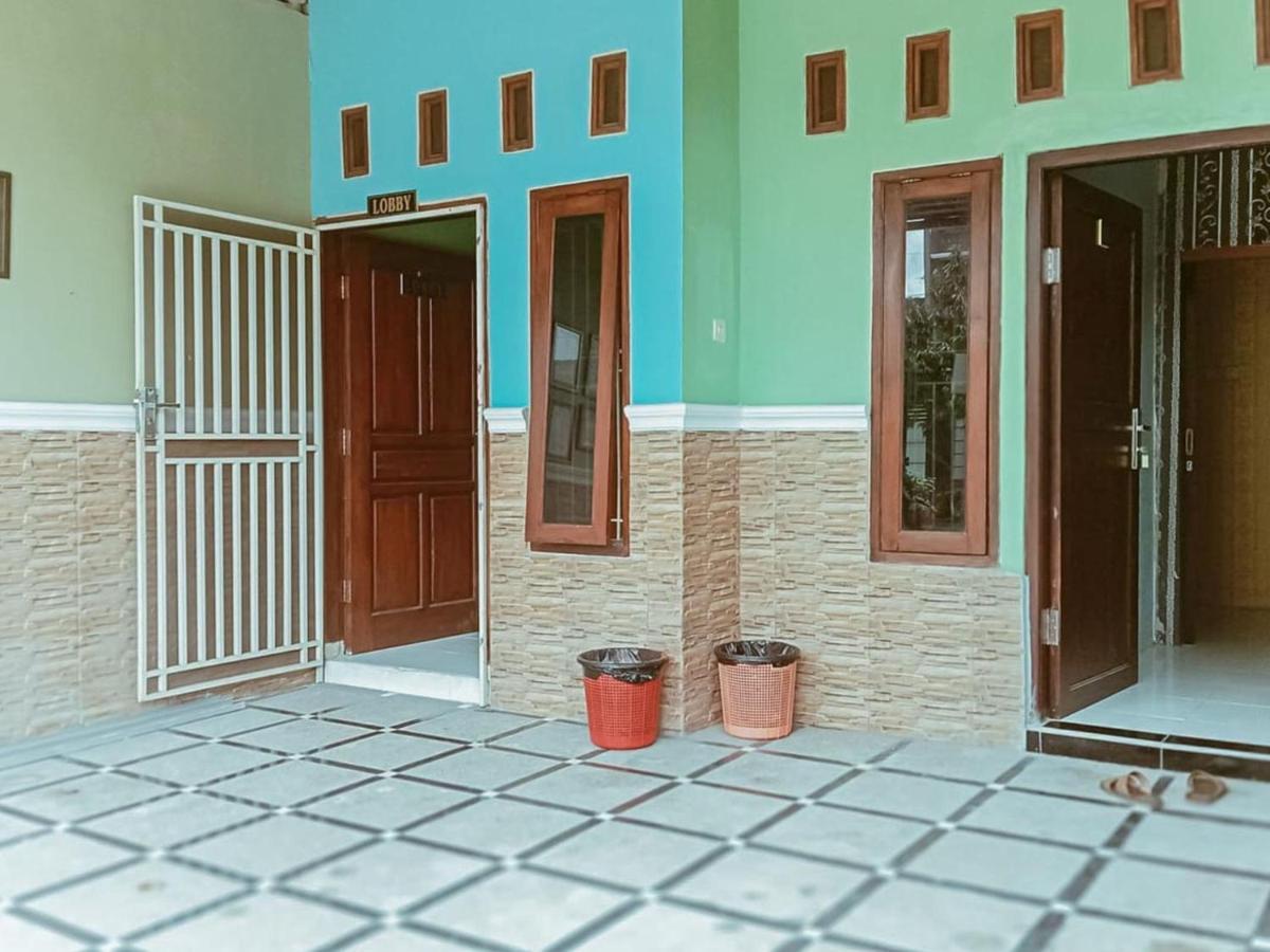 Reddoorz Near Sunrise Mall Mojokerto Экстерьер фото