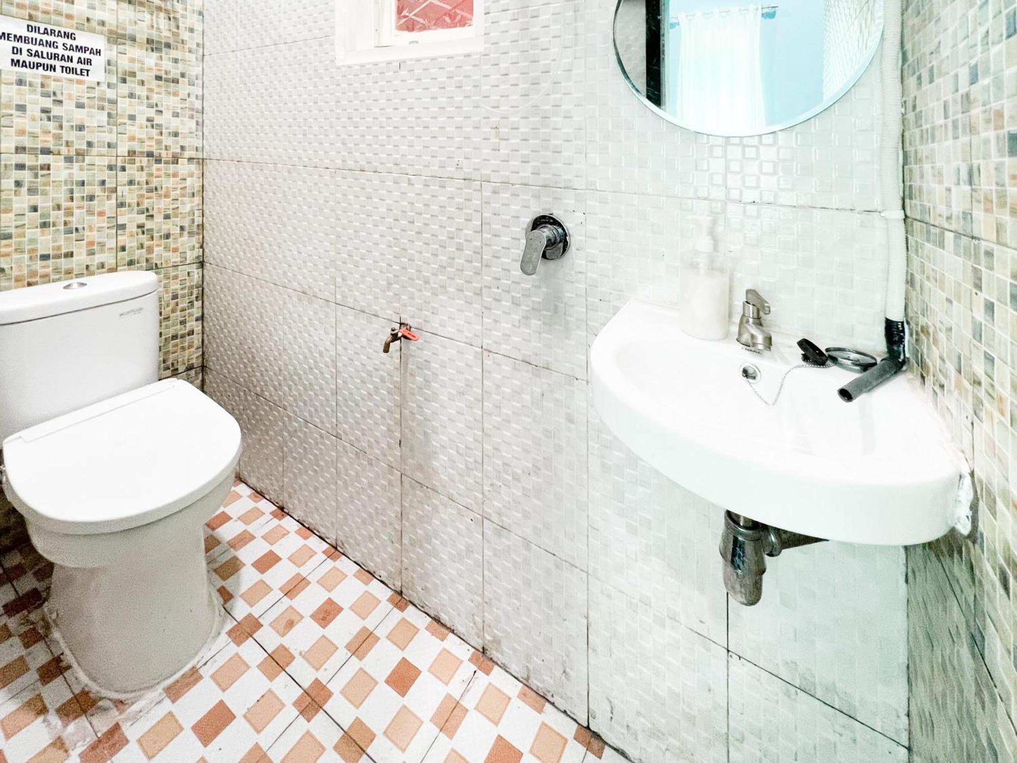Reddoorz Near Sunrise Mall Mojokerto Экстерьер фото