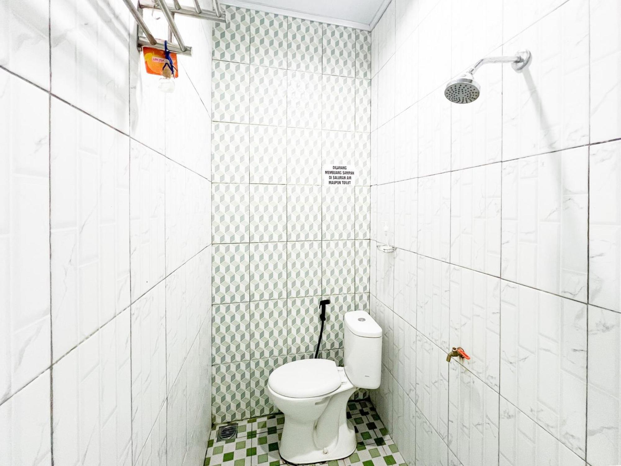 Reddoorz Near Sunrise Mall Mojokerto Экстерьер фото