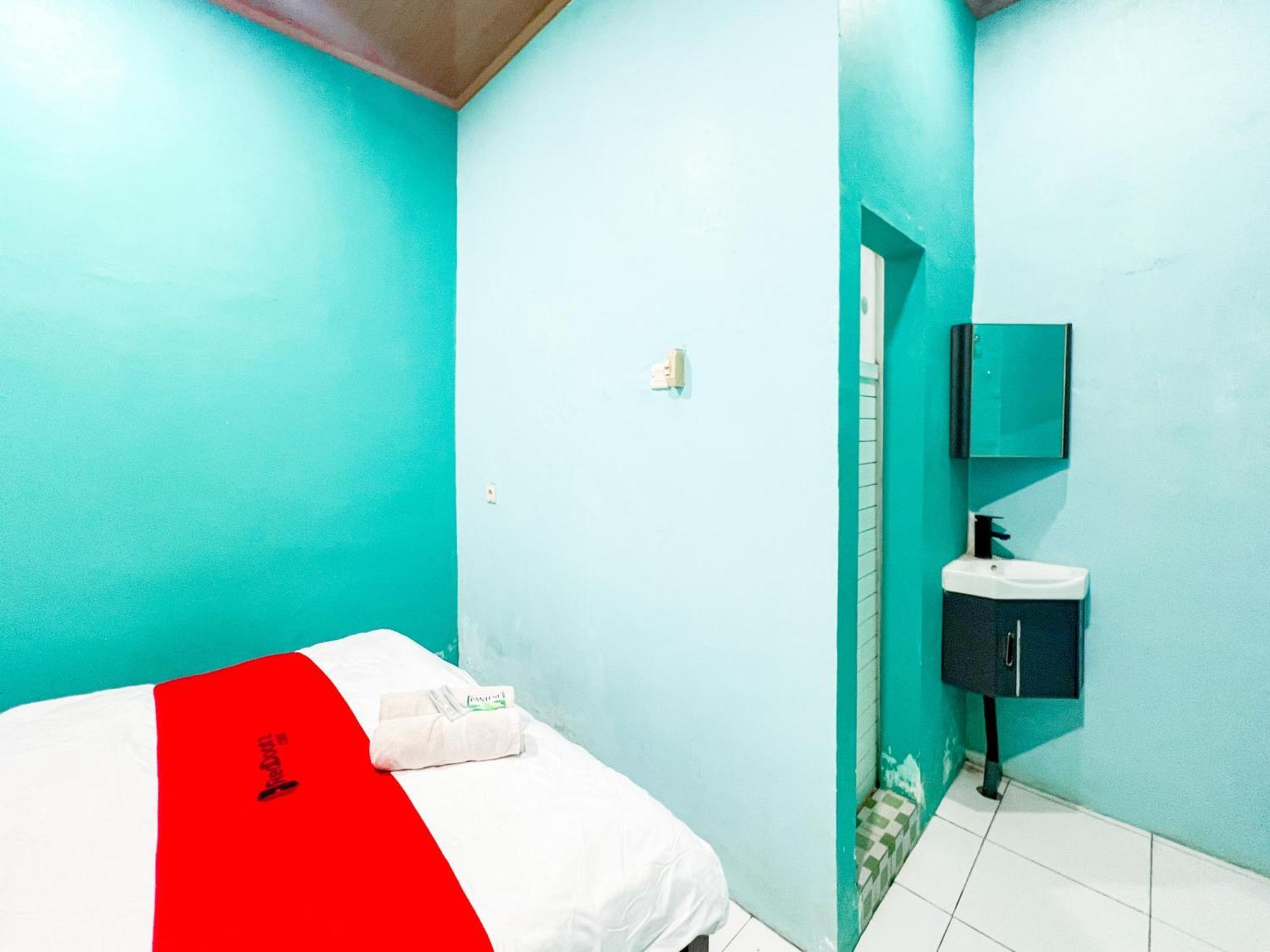 Reddoorz Near Sunrise Mall Mojokerto Экстерьер фото