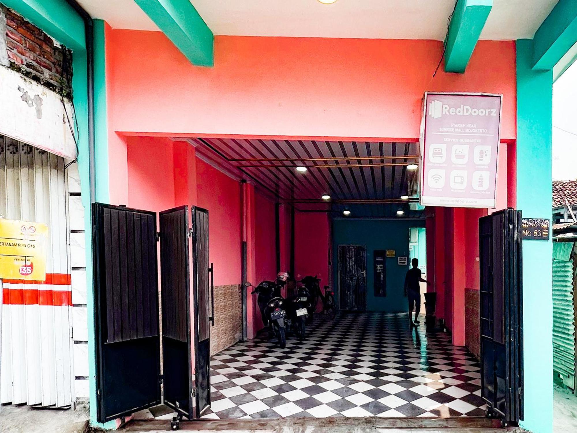 Reddoorz Near Sunrise Mall Mojokerto Экстерьер фото