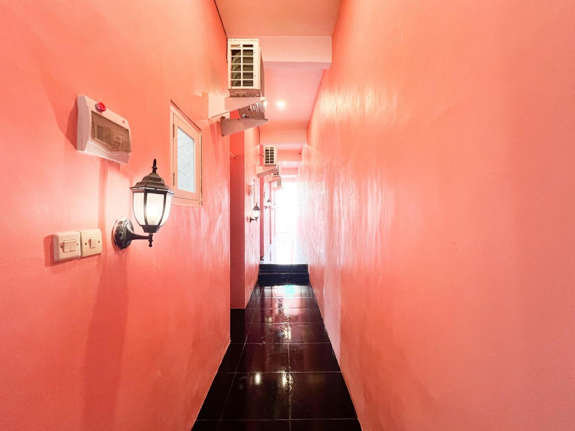 Reddoorz Near Sunrise Mall Mojokerto Экстерьер фото