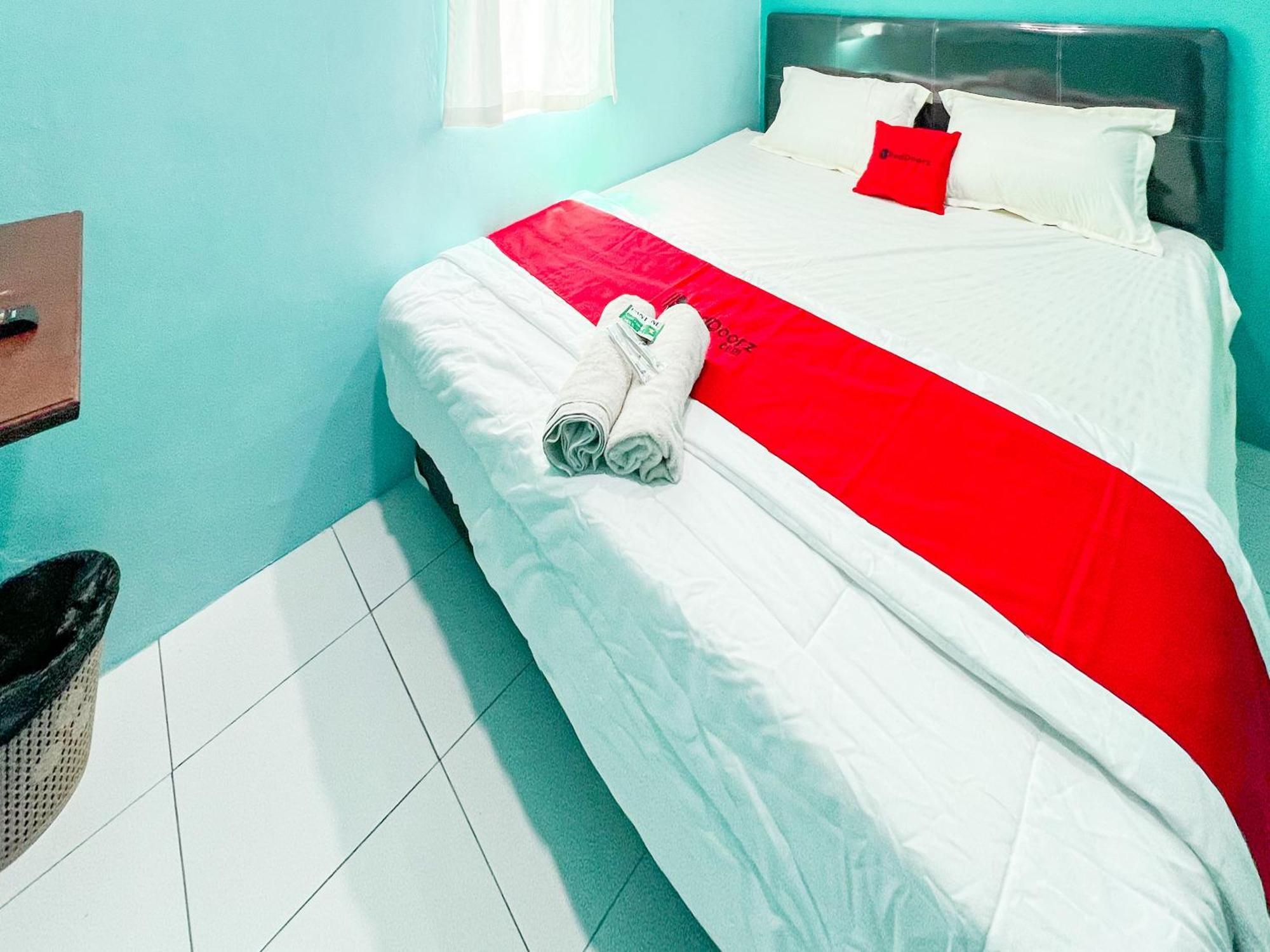 Reddoorz Near Sunrise Mall Mojokerto Экстерьер фото