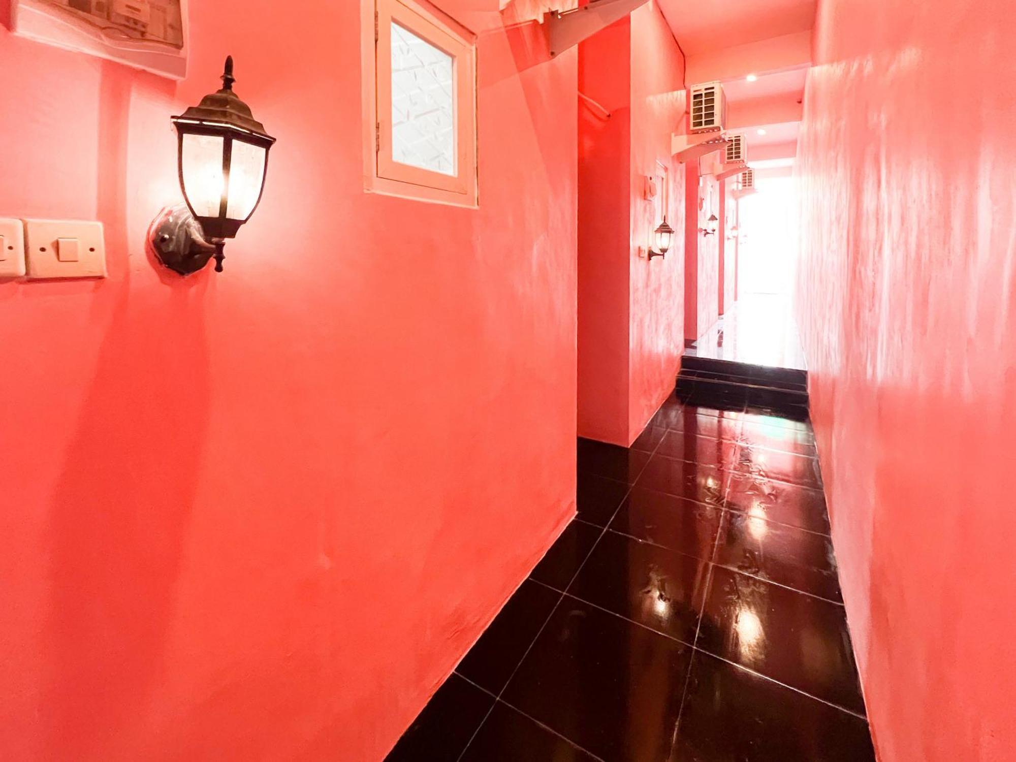 Reddoorz Near Sunrise Mall Mojokerto Экстерьер фото