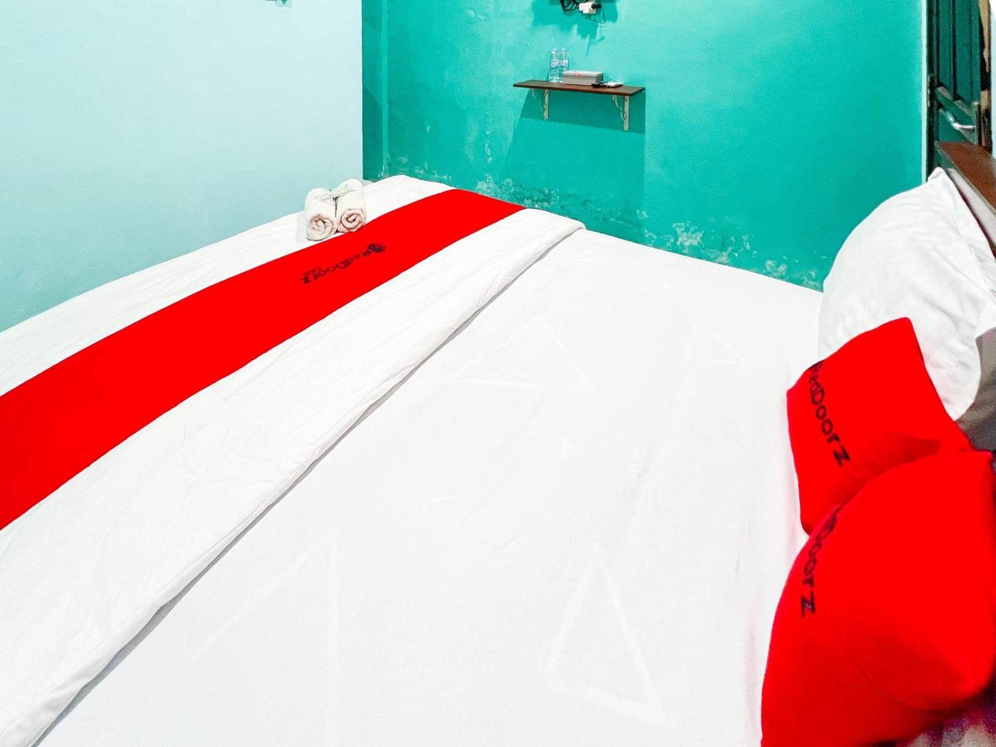 Reddoorz Near Sunrise Mall Mojokerto Экстерьер фото