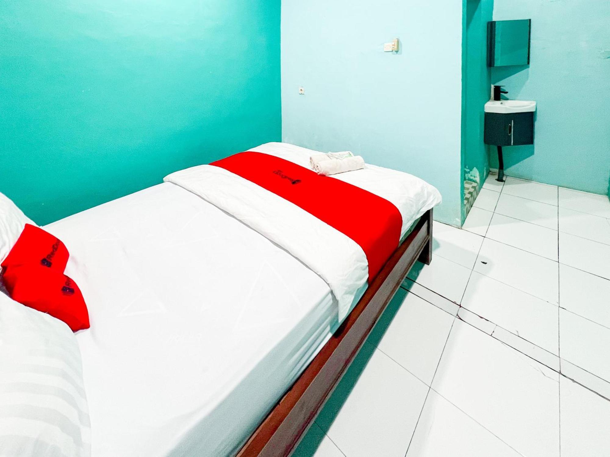 Reddoorz Near Sunrise Mall Mojokerto Экстерьер фото