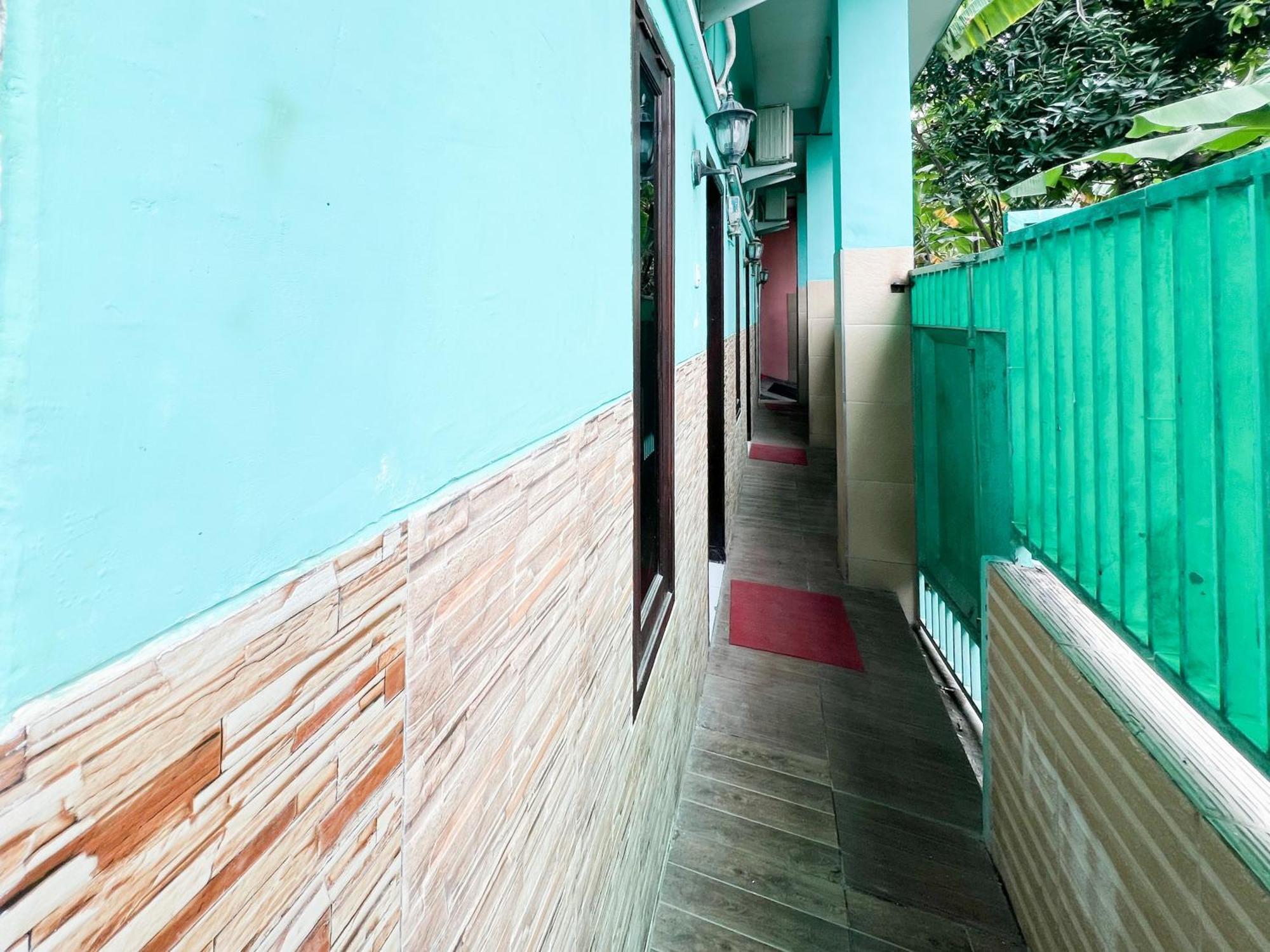 Reddoorz Near Sunrise Mall Mojokerto Экстерьер фото