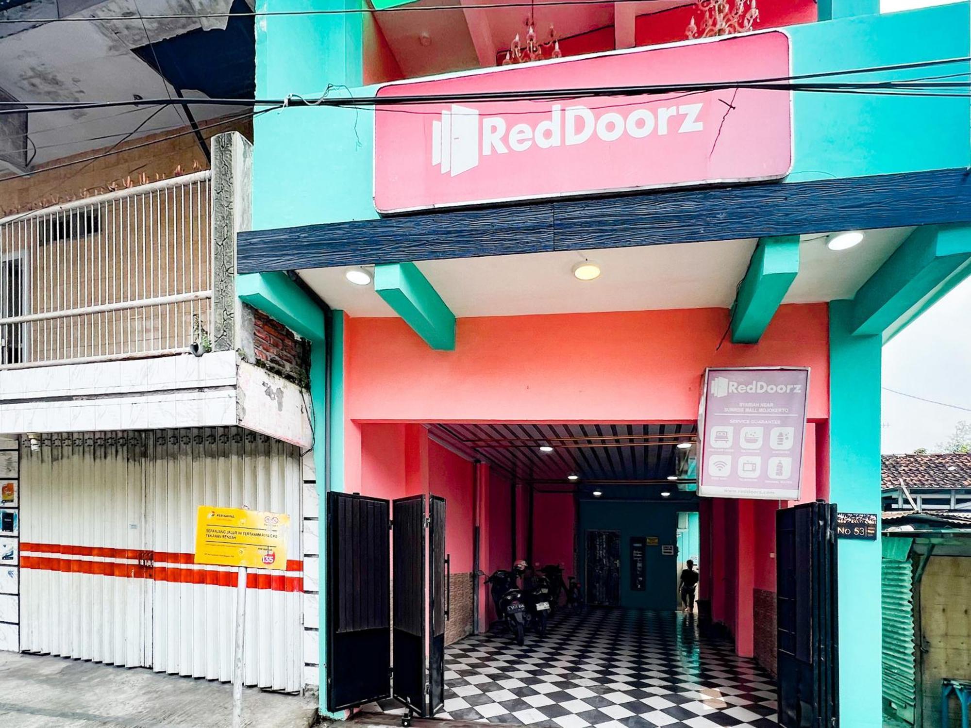 Reddoorz Near Sunrise Mall Mojokerto Экстерьер фото