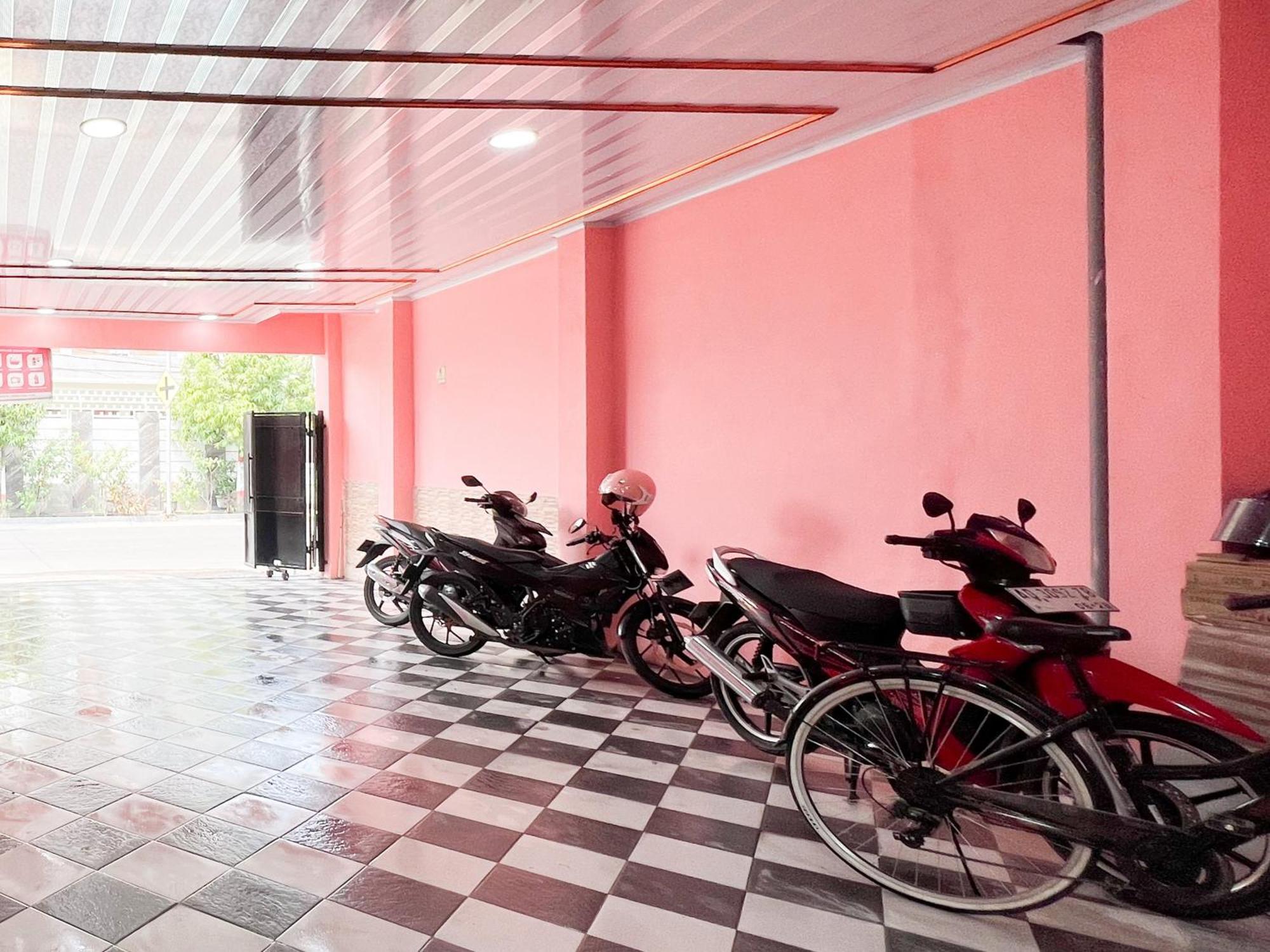 Reddoorz Near Sunrise Mall Mojokerto Экстерьер фото