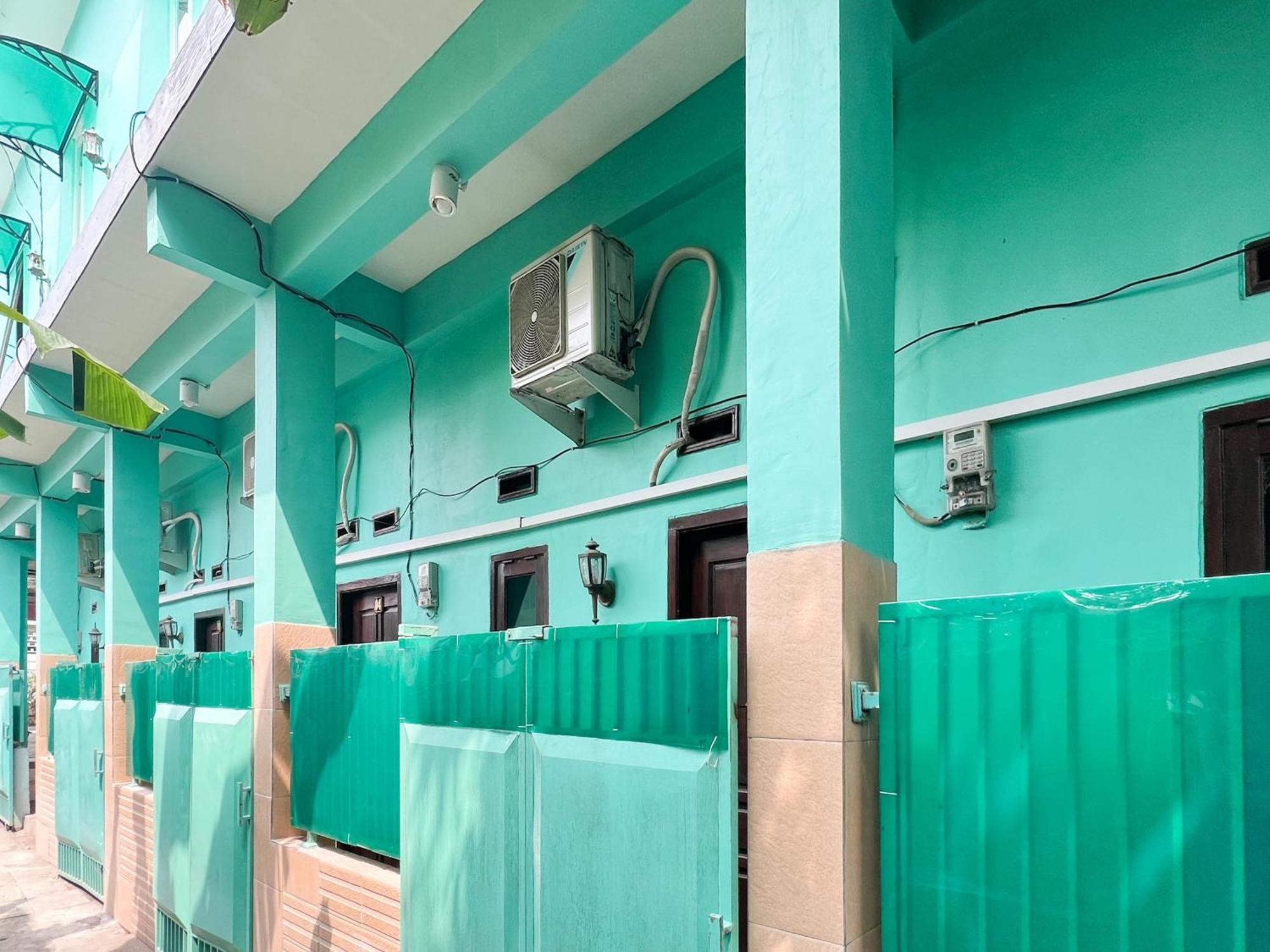 Reddoorz Near Sunrise Mall Mojokerto Экстерьер фото