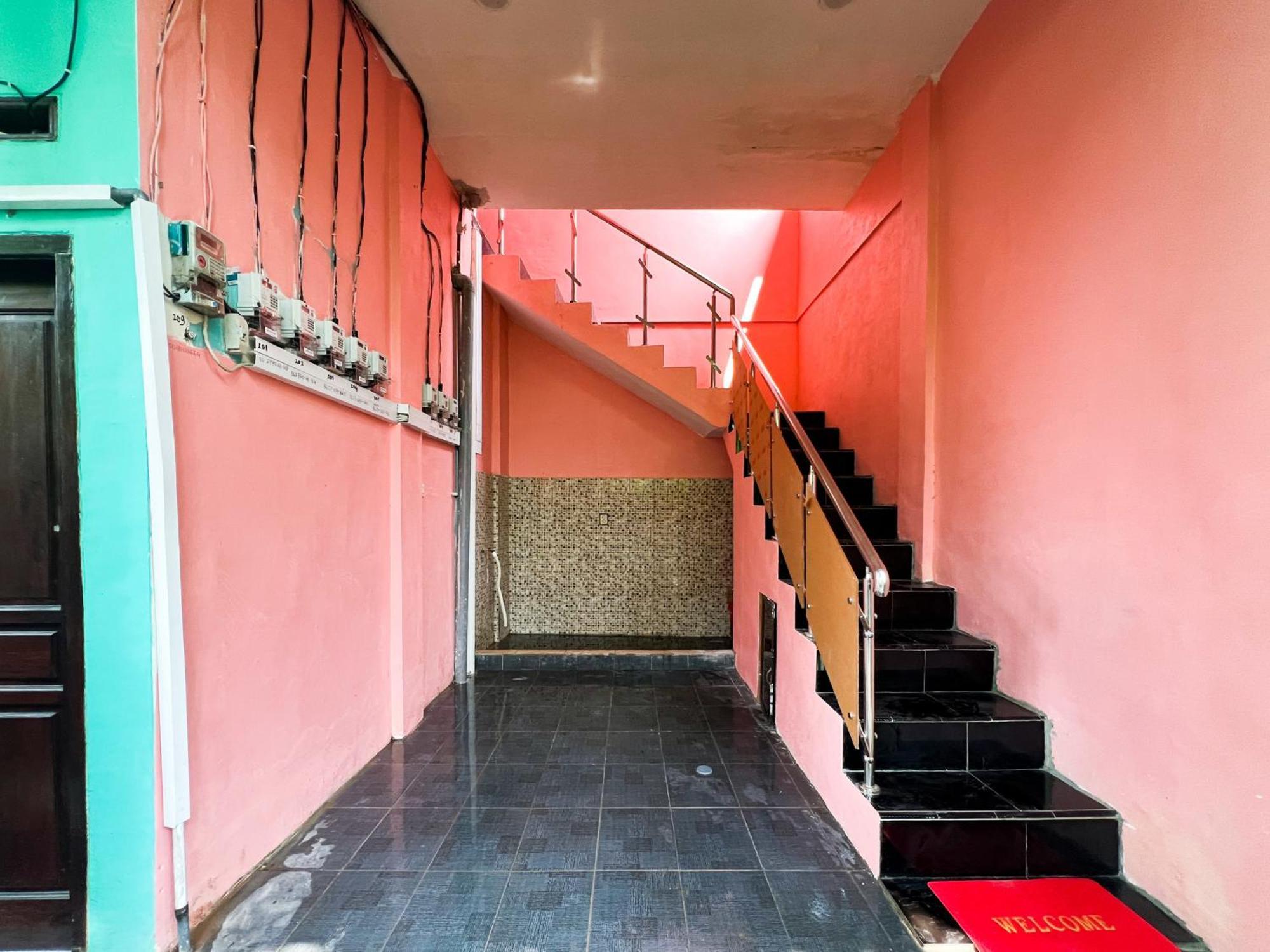 Reddoorz Near Sunrise Mall Mojokerto Экстерьер фото